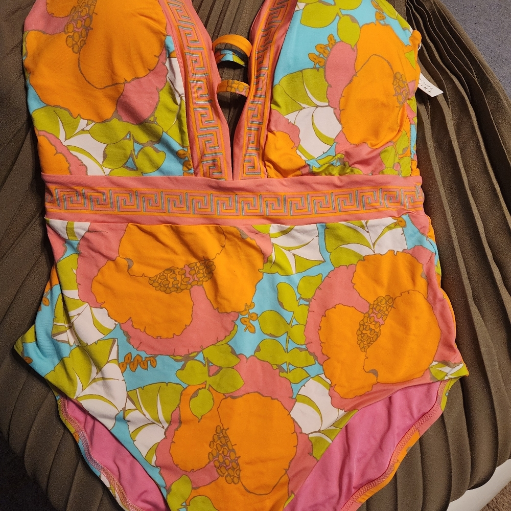 Swimsuit - Picture 8 of 8